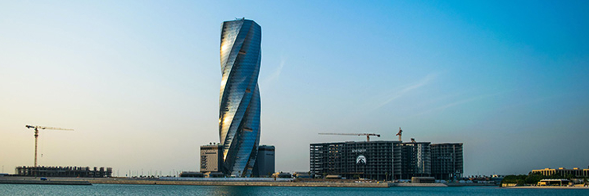 bahrein gebouw hoog aan zee blauw helder water